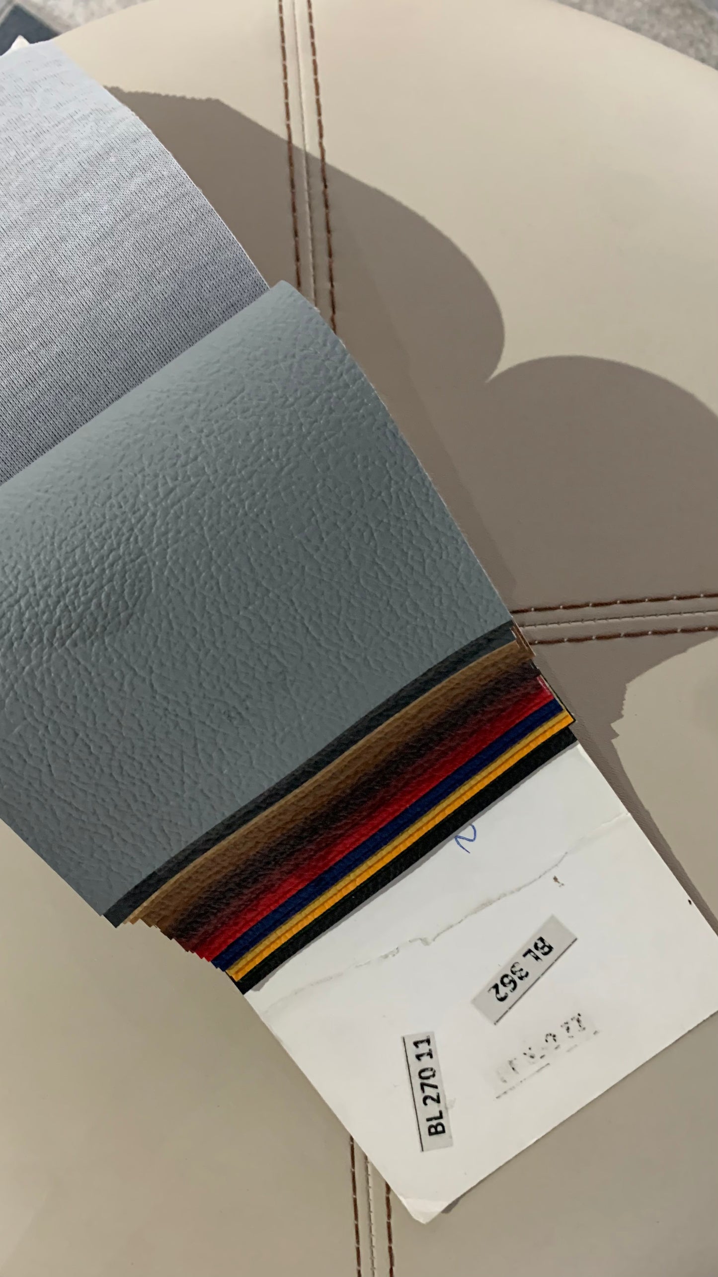 Riwaq Pedestal Fluted Pouf