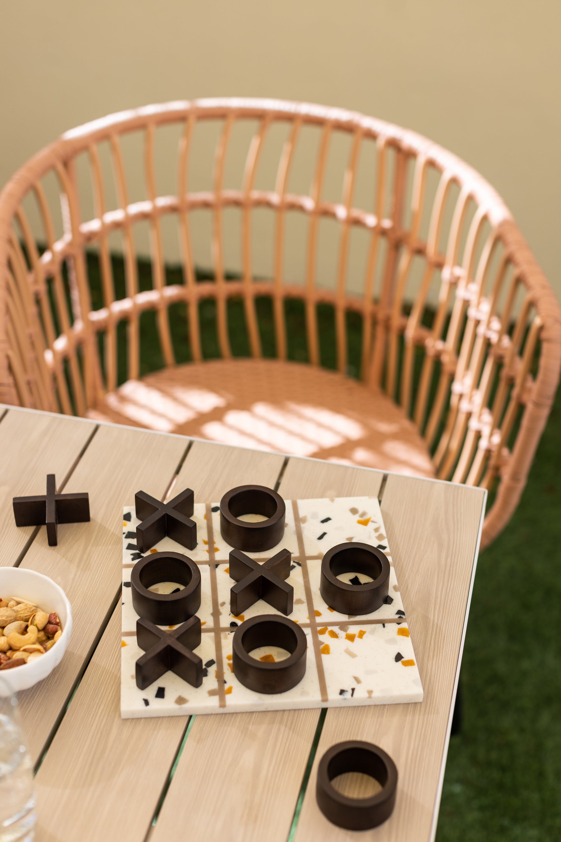 play with your friends and family with this modern stylish board game